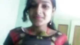 A linda gata fez uma agradável vídeo pornô câmera caseira surpresa para o cara e concordou em Anal