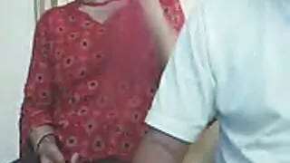 Fodendo no quintal com um cara enquanto vídeo pornô caseiro de novinha os velhos não estão em casa