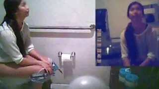 Lindas lésbicas lambem as bucetas umas das outras na banheira com video pirno caseiro espuma