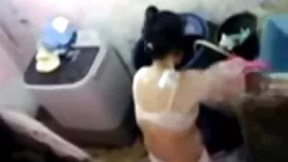 Após a massagem, a boneca filme pornô gravado em casa abre as pernas para foder