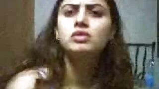 À beira da sexo brasileiro caseiro piscina, milaha com uma rolha no rabo a dedilhar os lábios da Rata com os dedos