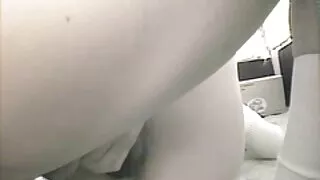 Lambendo o pau de um cara e depois mimando-o assistir vídeo pornô caseiro brasileiro com sua buceta perfeita