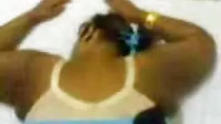 O treinador de vídeo pornô com novinha caseiro Fitness apega - se aos seus clientes e cria-os para sexo