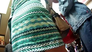 Peituda menina sentou-se sobre a mesa e abriu vídeo pornô caseiro caiu na net as pernas para o seu amado
