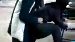 Cutie vídeo pornô caseiro comendo a sogra enfiou a buceta do menino para fodê-la bem