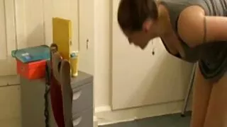 CosplaerEr vídeos pornográfico caseiro na cadeira do computador fode sua buceta com um vibrador