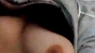 O sexo pornô caseiro marido levou a mulher ao orgasmo depois de colocar a manga na pila